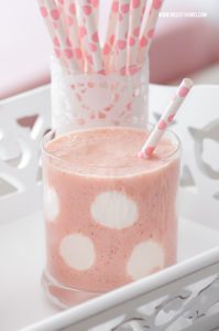 Polka Dot Milkshake gepunktet mit marshmallow Punkten #polkadot #milkshake #marshmallows #funfood #kidsfood #punkte #kinderrezepte