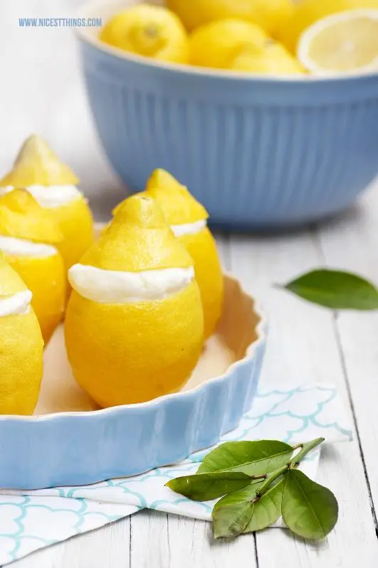 Zitronen Mousse Rezept in echten Zitronen serviert