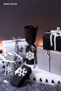 Holzkugel Sterne basteln Schneeflocken aus Bügelperlen Geschenkanhänger #holzkugeln #sterne #schneeflocken #bügelperlen #weihnachten #weihnachtsgeschenke #geschenkverpackung