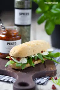 Dinkelbaguette Rezept Mini Baguettes Sandwiches mit Pesto Rucola Mozzarella #dinkel #baguette #dinkelbaguette #sandwich# mozzarella #rucola #pesto #nicolasvahe