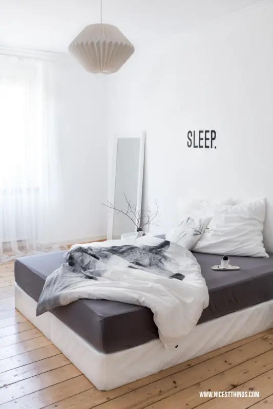Weißes Schlafzimmer mit Boxspringbett Drahtkorb Tisch Origami Lampe #schlafzimmer #bedroom #nordic #scandi #boxspringbett