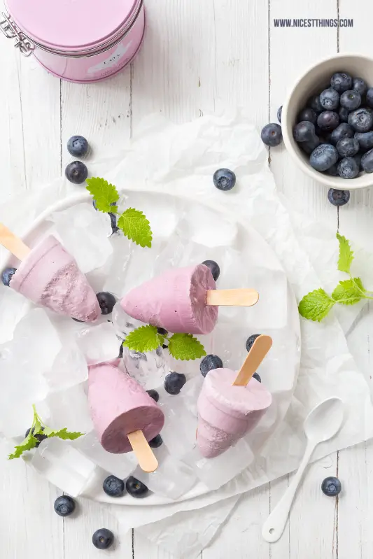 Frozen Joghurt Rezept FroYo Eis am Stiel Frozen Yogurt Popsicles mit Blaubeeren #frozenjoghurt #frozenyogurt #froyo #popsicles #icecream #eis #blaubeeren