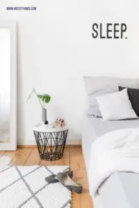 Schlafzimmer mit Filzkugelteppich grau mit Rauten Muster rechteckig #schlafzimmer #filzkugelteppich #schlafzimmerteppich #filzkugeln