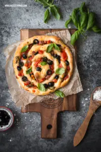 Pizza Spirale Rezept mit Salami und Oliven