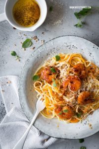 Kürbis Pasta mit Butternut Spaghetti, Honig Garnelen, Parmesan, Bröseln