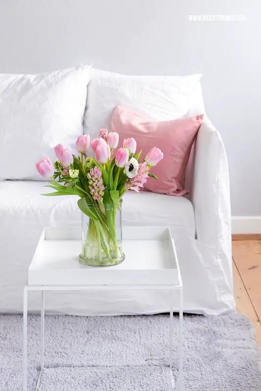 Frühlingsdeko im Wohnzimmer rosa Tulpen und bkr Flasche