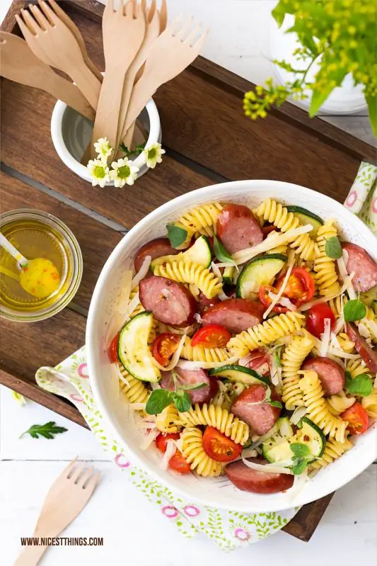 Italienischer Nudelsalat mit Zucchini, Kirschtomaten, Parmesan und Kabanos