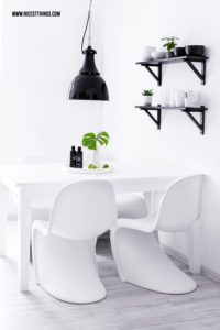 Esstisch in Küche mit weißen Panton Chairs und Industrieleuchte