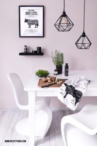 Esstisch Küche mit Metall-Leuchten, Philips SceneSwitch, Panton Chairs vor rosa Wand