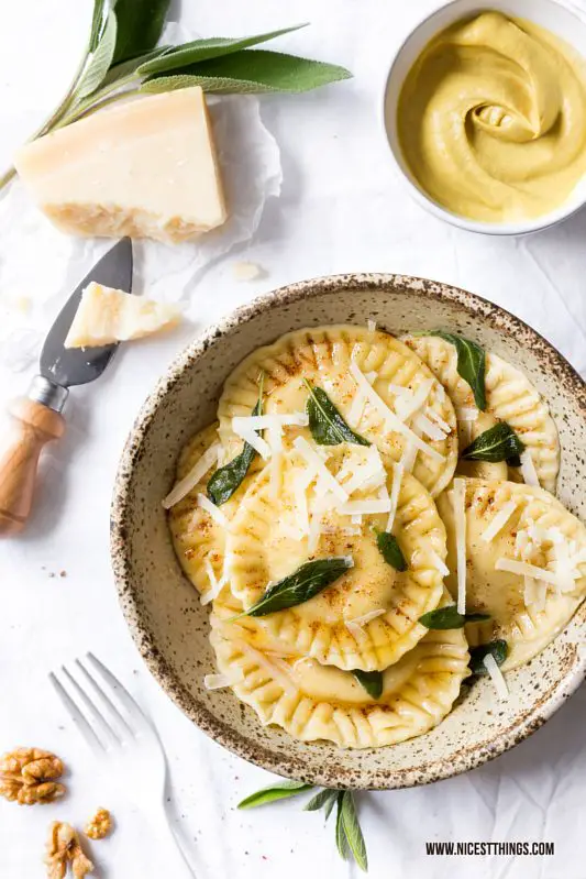 Ziegenkase Ravioli Rezept Mit Brauner Butter Salbei Honig Walnussen Und Senf Nicest Things