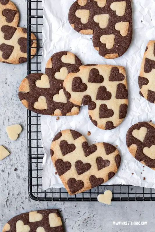 Zweifarbige Herz Kekse Herzkekse Rezept Bicolor Heart Cookies Valentinstag #herz #kekse #herzkekse #valentinstag #cookies #heartcookies