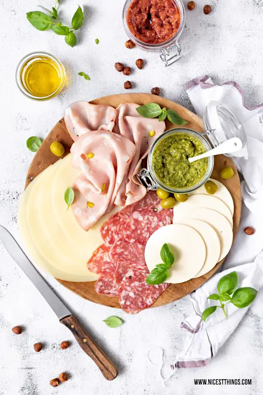 Italienische Wurst und Käse Platte mit Mortadella, Provolone, Salami, Mozzarella #käseplatte #cheeseboard