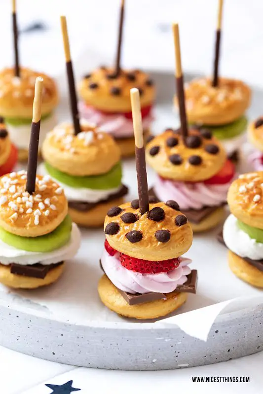 suesse Burger Mini Burger Rezept Schokolade Erdbeeren Mikado #burger #miniburger #party #fingerfood #mikado