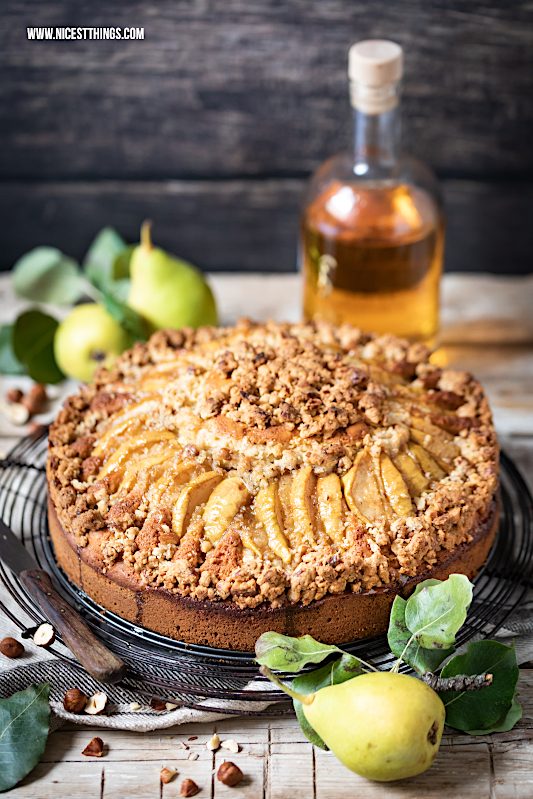 Birnenkuchen Rezept mit Streuseln Haselnuss braune Butter Butterscotch #birnenkuchen #birnen #haselnuss #butterscotch #herbstrezepte