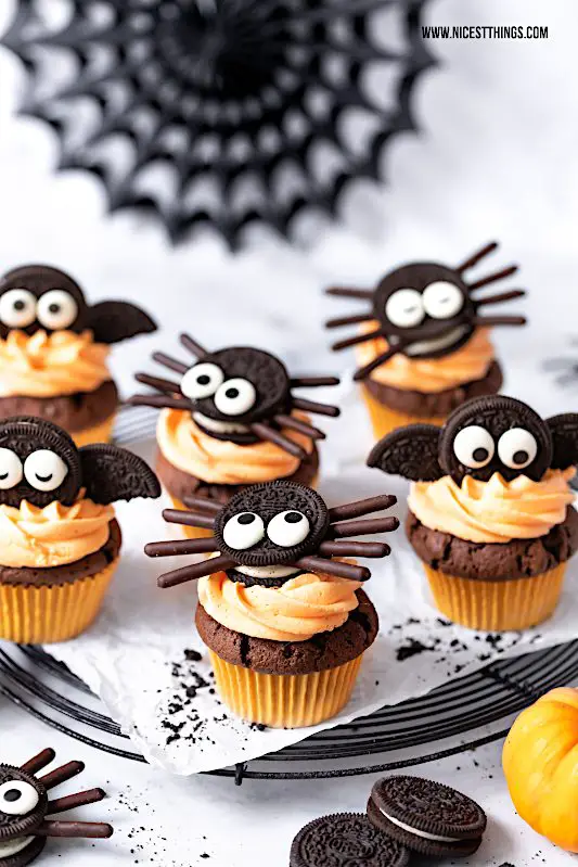 Fledermaus Cupcakes und Spinnen Cupcakes: ein Halloween Rezept für Oreo ...