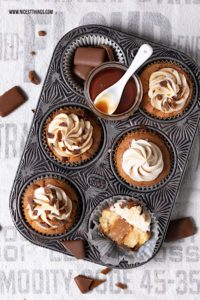 Daim Cupcakes mit Karamell Kern Rezept Karamell Frosting #daim #cupcakes #karamell #caramel muffins