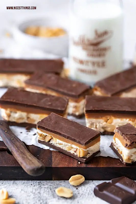 DIY Schokoriegel Rezept Karamell Erdnuss #schokoriegel #diy #sweets #erdnüsse #karamell #diyschokoriegel #caramelbar #peanutbutter #buttercup #caramelbars