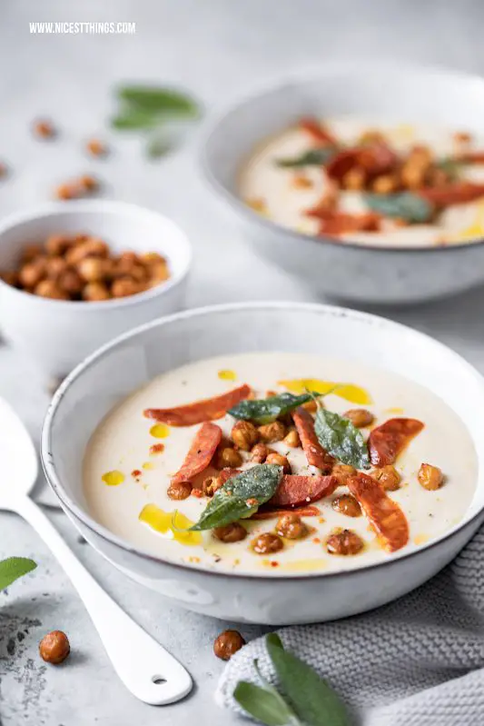 Weiße Bohnensuppe Bohnen Suppe Rezept mit Chorizo, Salbei, Linsen und gerösteten Kichererbsen #weissebohnen #bohnen #bohnensuppe #suppe #suppenrezepte #chorizo #linsen #kichererbsen