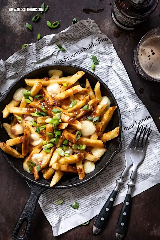 Poutine Rezept kanadisch Pommes Frites Käse Bratensauce #poutine #comfortfood #fries #käserezepte #soulfood #pommes