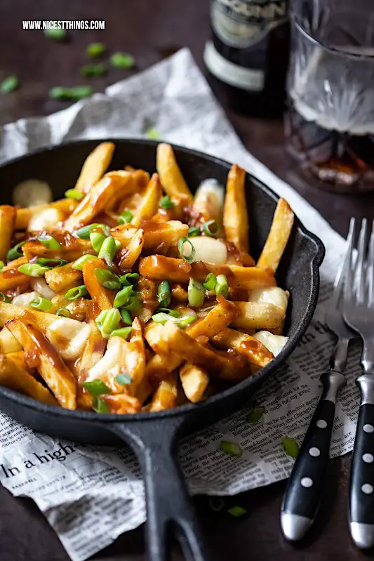 Poutine Rezept Pommes Frites Bratensauce Käse #poutine #canadaianfood #fries #pommesfrites #winterrezepte #deftig #comfortfood #käse #raclette