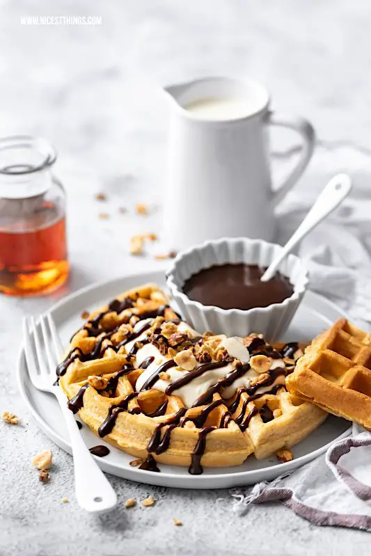 Kalorienarme Waffeln Protein Waffeln Rezept Low Carb fettarm mit Haferflocken und Magerquark #waffeln #waffles #kalorienarm #proteinwaffeln #cleaneating #lowcarb #lowcarbwaffeln #gesundewaffeln