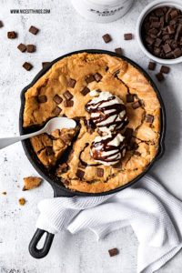 One Pan Cookie aus der Pfanne Riesen Cookie Rezept Skillet Cookie Chocolate Chip Cookie #cookie #cookies #onepancookie #skilletcookie #riesencookie #chocolatechipcookies #foodblogger