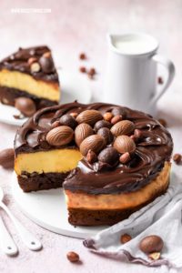 Brownie Cheesecake mit Eierlikör aus Haselnuss Brownie und Eierlikör Cheesecake #cheesecake #brownie #browniecheesecake #cheesecakebrownie #eierlikör #eierlikörrezepte #ostern #osterrezepte