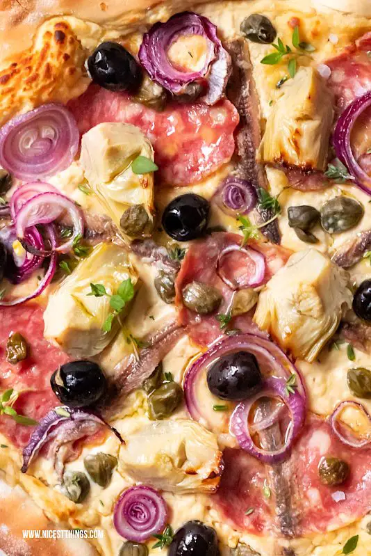 Pizza Bianca Rezept mit Kichererbsen Creme, Salami, Kapern, Artischocken und Oliven #pizza #pizzarezepte #pizzabianca #artischocken #kichererbsen #oliven #salami #sardellen #kapern #italianfood
