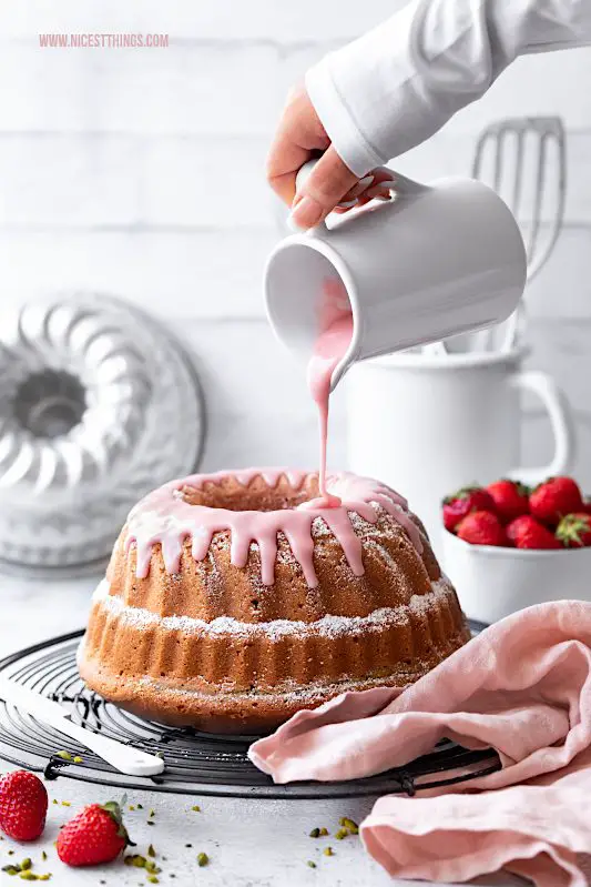 Erdbeer Gugelhupf mit Pistazien Cheesecake Kern Erdbeeren Guglhupf Rezept Strawberry Bundt Cake #erdbeeren #gugelhupf #gugelhupf #erdbeerkuchen #pistazien #cheesecake #bundtcake #strawberries