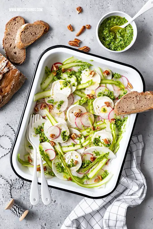 Mairübchen Salat Mairübchen Rezept mairüben Carpaccio mit Ziegenkäse Radieschen grünem Spargel Pekannüssen Frühlingssalat kalorienarm Grillen Grillrezepte #mairübchen #mairüben #navette #salatrezepte #grillrezepte #frühlingsrezepte #kalorienarm #lowcarb