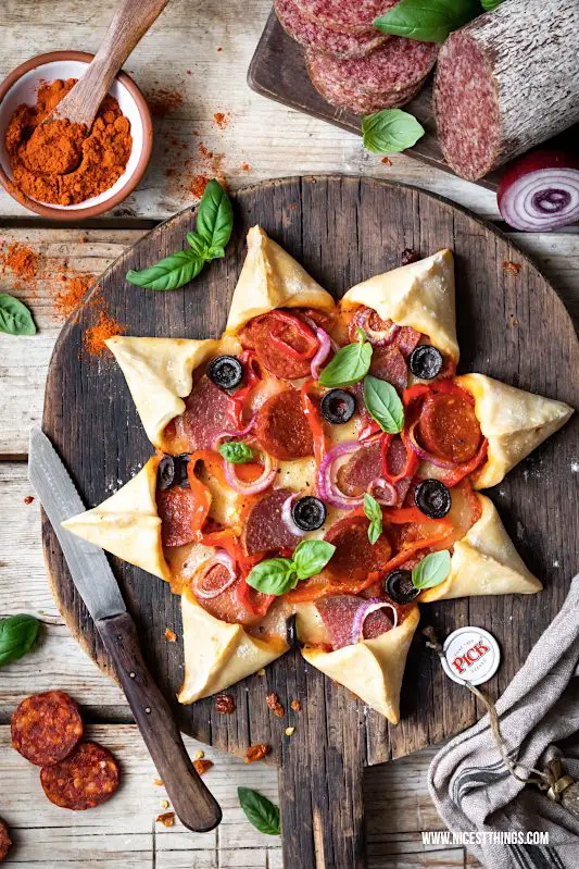 Pizza Stern sternförmige Pizza Party Pizza Rezept Pizzarezept mit ungarischer PICK Salami, Paprika, Oliven und Mozzarella #pizza #pizzastern #partyrezepte #pizzarezept #party #pick #picksalami #ungarisch #salamipizza #pizzatime