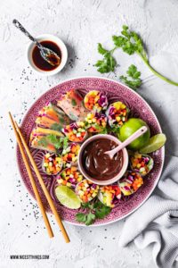 vegane Sommerrollen von oben gefüllt mit Regenbogen Salat und Mango #vegan #sommerrollen #regenbogensalat #mango #asiatisch #rainbowsalad #summerrolls