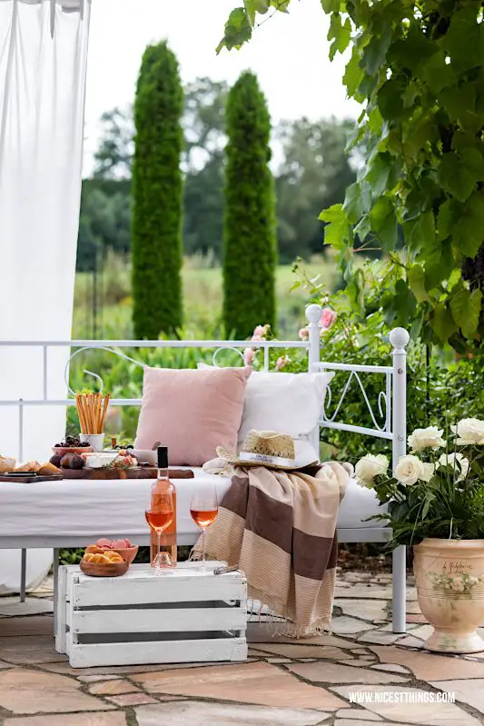 Werbung / Aperitif auf der Terrasse auf dem Daybed mit Roséweinen der Provence #MyProvenceMoment #ProvenceWines #WinesOfProvence #LaVieEnRosé #Provence #Rosé #Aperitif #Terrasse #Daybed #Roséwein #Wein #RoséweinderProvence