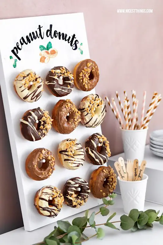 Donut Wand selber machen Donut Wall DIY Hochzeit Party Erdnuss Donuts #ültje #erdnuss #erdnüsse #tagdererdnuss #erdnussparty #donutwand #donutwall #donut #donuts #hochzeit #wedding #diy #peanuts