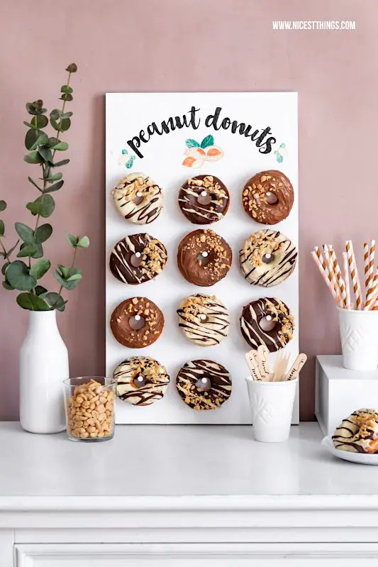 Donut Wand selber machen Donut Wall DIY Hochzeit Party Erdnuss Donuts #ültje #erdnuss #erdnüsse #tagdererdnuss #erdnussparty #donutwand #donutwall #donut #donuts #hochzeit #wedding #diy #peanuts