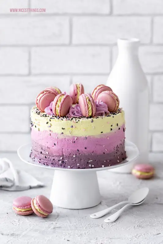 Macarons Torte Rezept Backen mit natürlichen Lebensmittelfarben von Eat A Rainbow #macarons #torte #macaronstorte #backen #eatarainbow #lebensmittelfarbe #rainbowcake #cake