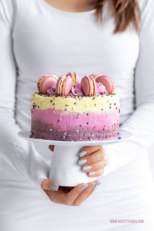 Macarons Torte Rezept Backen mit natürlichen Lebensmittelfarben von Eat A Rainbow #macarons #torte #macaronstorte #backen #eatarainbow #lebensmittelfarbe #rainbowcake #cake