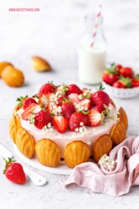 Charlotte mit Madeleines, Erdbeeren und Holunderblüten Rezept #charlotte #madeleines #erdbeeren #holunderblüten #erdbeercharlotte #erdbeertorte #erdbeerkuchen #erdbeerrezepte