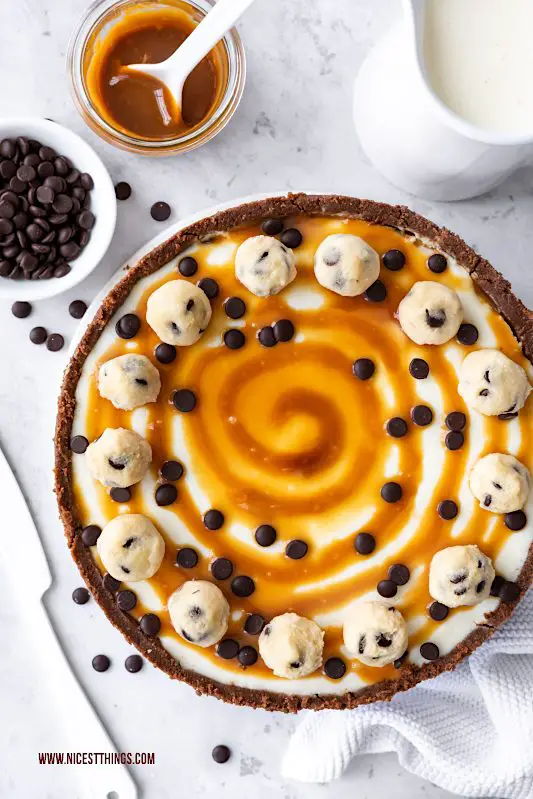 Cookie Dough Cheesecake Rezept Keksteig Käsekuchen mit Salted Caramel Swirl #cookie #cookiedough #cheesecake #keksteig #käsekuchen #caramel #saltedcaramel #karamell #salzkaramell