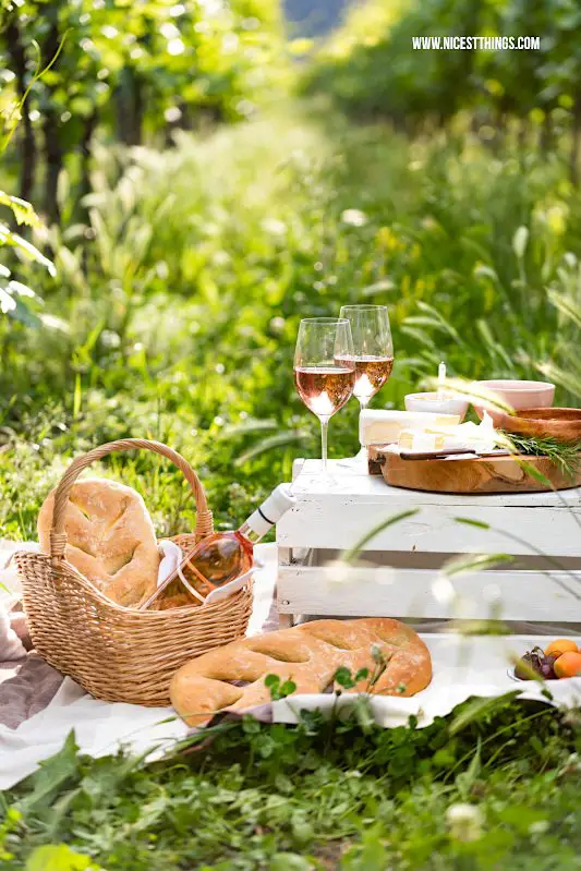 Picknick im Weinberg Wingert Vins de Provence Roséwein #MyFriendshipMoment #myprovencemoment #letsstayrose #picknick #weinberg #wingert #provence #rosewein