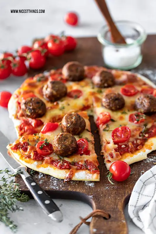 Meatball Pizza Hackbällchen Pizza vegetarische Hackbällchen vegane Hackbällchen #meatballpizza #meatball #pizza #hackbaellchen #vegetarisch #vegan #finello #aberbittemitkäse