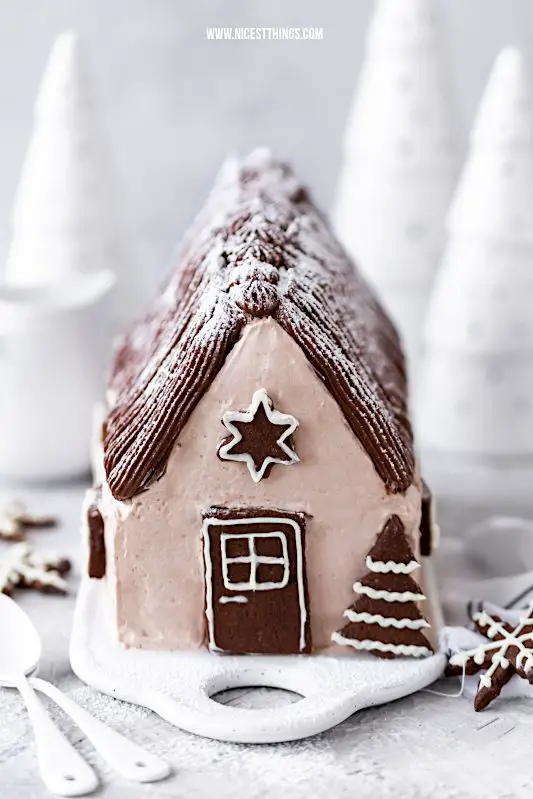 Haus Torte Bûche Chalet Häuschen Torte Weihnachtstorte mit Zimt #torte #weihnachten #chalet #buche #weihnachtstorte #häuschen #weihnachtsrezepte #tortenrezepte #cakeart #buchedenoel