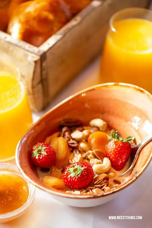 Frühstück Müsli Bowl Erdbeeren Nüsse Aprikosen Orangensaft #frühstück #müsli #erdbeeren #orangensaft