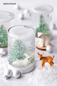 Schneekugel selber machen DIY Kunstschnee Marmeladengläser Weihnachtsgeschenk Mitbringsel #schneekugel #schneekugeln #diy #weihnachten #marmeladenglaeser #maintal #mitbringsel #geschenkideen