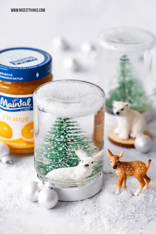 Schneekugel selber machen DIY Kunstschnee Marmeladengläser Weihnachtsgeschenk Mitbringsel #schneekugel #schneekugeln #diy #weihnachten #marmeladenglaeser #maintal #mitbringsel #geschenkideen