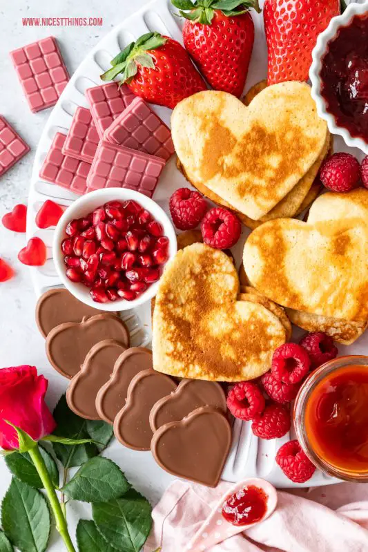 Herz-Pfannkuchen Herz Pancakes Valentinstag Snack Board Maintal Konfitüren #herzpfannkuchen #herz #pfannkuchen #herz #pancakes #herzpancakes #snackboard #valentinstag #valentinesday #maintal #maintalkonfitueren