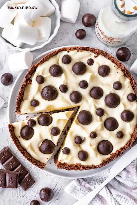 Marshmallow Kuchen ohne Backen Rezept mit Cookie Dough Kugeln, Mascarpone und Schokolade Pünktchen Pie #marshmallow #kuchen #marshmallowkuchen #cookiedough #mascarpone #nobake #kreativekuchen #marshmallowpie #pie #tarte