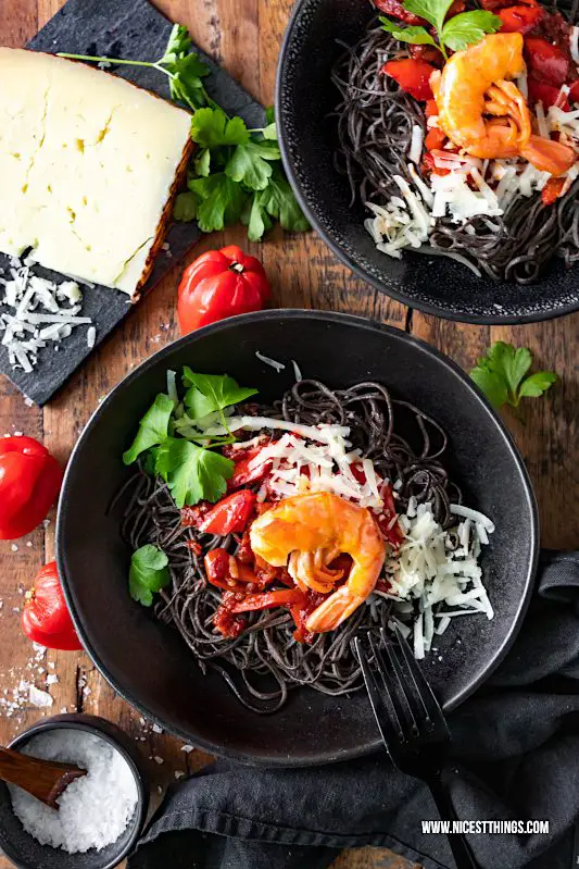 Schwarze Spaghetti Sepia Spaghetti Rezept mit Garnelen, Manchego, Paprika zu spanischen Rotweinen von Vinos #schwarzespaghetti #sepiaspaghetti #vinos #pasta #nudeln #garnelen #spanischerezepte