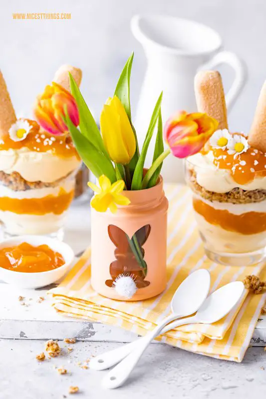 Blumenvase aus Marmeladenglas zu Ostern selber machen Ostergeschenk Sprühfarbe Hase Vase #blumenvase #vase #diy #ostern #ostergeschenk #sprühfarbe #stencil