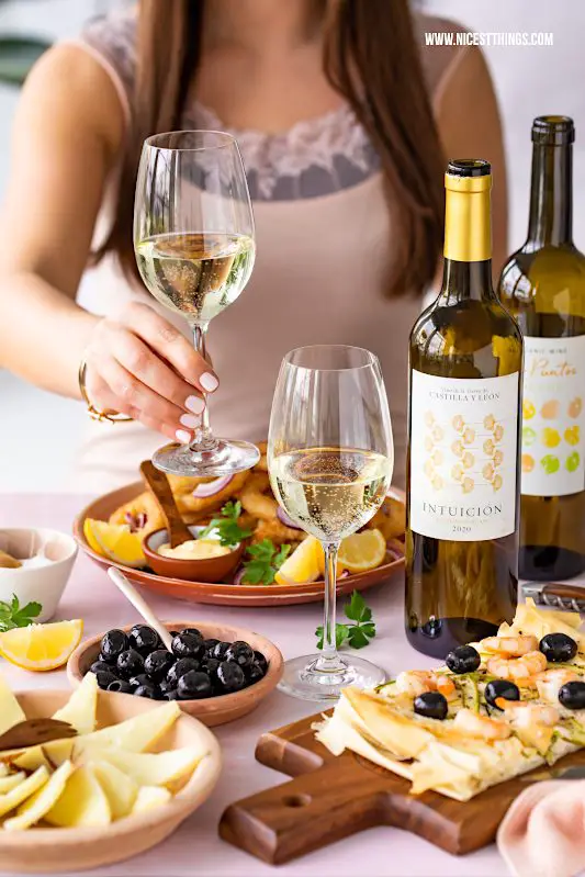 Frau trinkt Wein Dinner Tisch Weisswein Tapas #vinos #vinosde #spanischerwein #weinausspanien